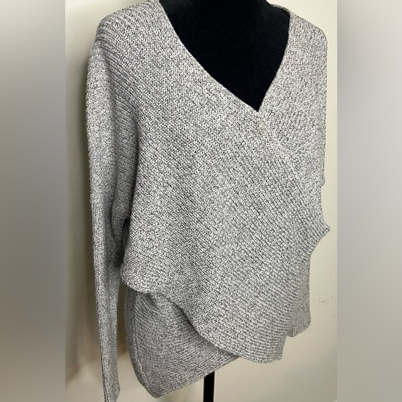 TOPSHOP faux wrap V neck knit sweater
Gray/black Longer in back. Size 8 med
EUC - Picture 6 of 7